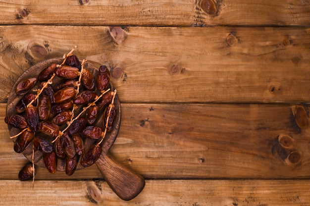 Foto date succose su un tavolo di legno. frutta secca per una dieta sana. copia spazio