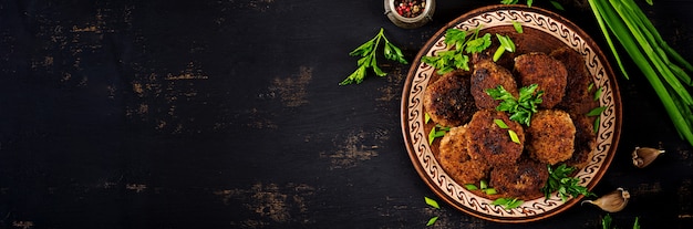 어두운 테이블에 육즙이 맛있는 고기 cutlets. 러시아 요리. 평면도