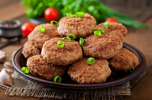 소박한 스타일의 나무 테이블에 육즙 맛있는 고기 cutlets