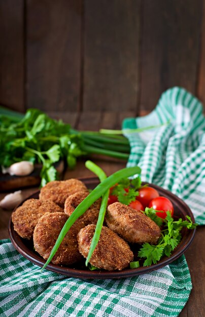 소박한 스타일의 나무 테이블에 육즙 맛있는 고기 cutlets