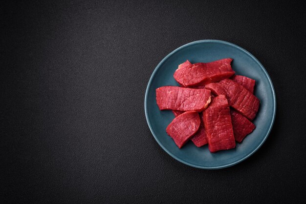 Photo juicy fresh raw beef meat with salt spices and herbs