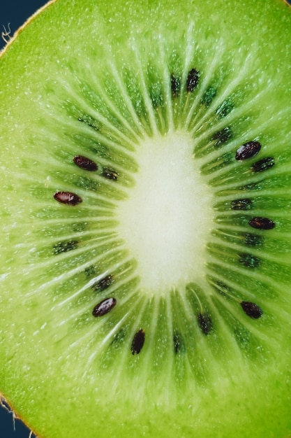 Kiwi maturo fresco succoso in un taglio