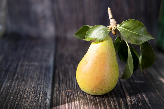 Photo juicy green pear on a wooden background