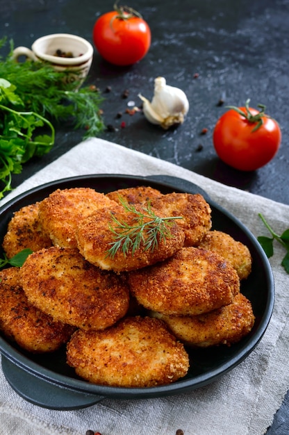 검정색 배경에 육즙 수 제 cutlets (쇠고기, 돼지 고기, 닭고기).