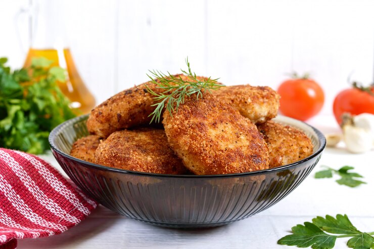 Сочные домашние котлеты (говядина, свинина, курица) на белом фоне деревянные.