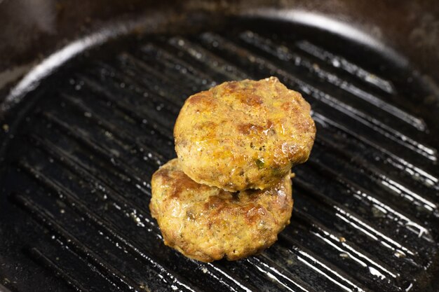 Succosa carne fatta in casa polpette di hamburger cotoletta di manzo, maiale, pollo, tacchino in un tavolo di padella in ghisa nera. concetto di dieta chetogenica, carnivora, a basso contenuto di carboidrati. avvicinamento. messa a fuoco selettiva. copia spazio