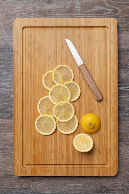 ジューシーなレモンをキッチン ボード上でスライスします。