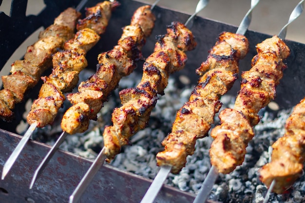 夏はグリルでジューシーなお肉を焼きます 火を通したマリネ肉 休息のおいしいお料理