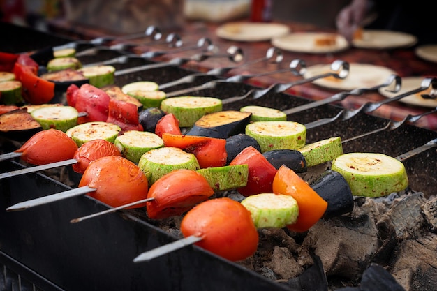 ピクニックのために屋外バーベキューグリルで調理またはグリルされているジューシーな天然串焼き野菜