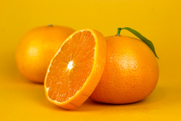 Juicy Orange fruit met geïsoleerde bladeren en Orang hele plakjes bladeren op wit Orange plakjes met geïsoleerde op gele achtergrond deign