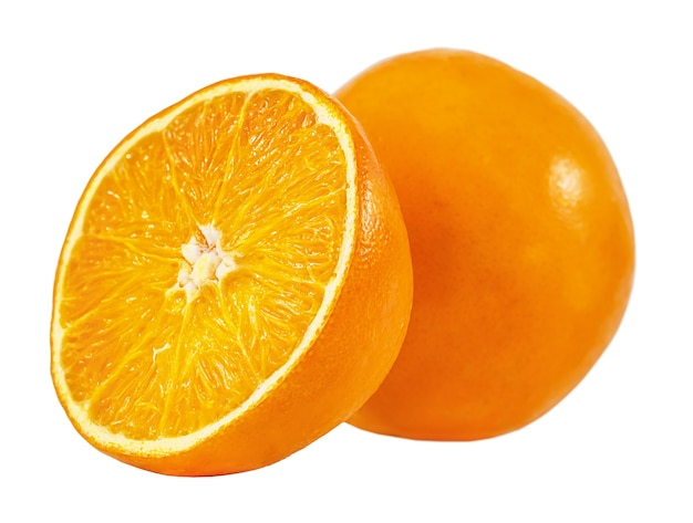 Сочный апельсин и половина, изолированные на белом фоне