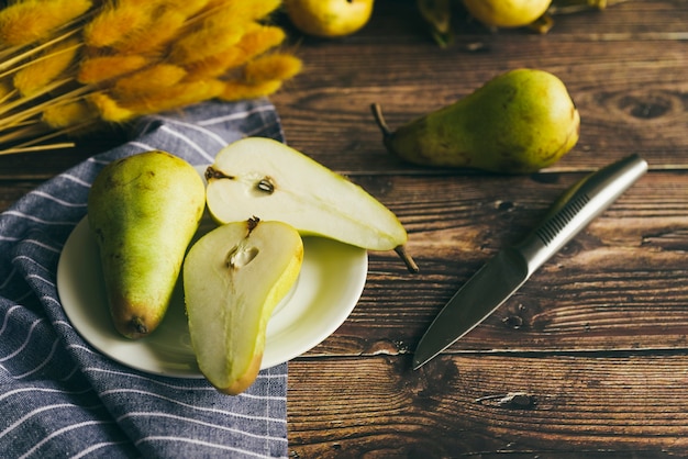 Photo juicy pear on plate on table