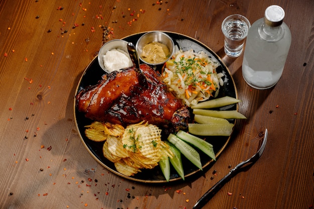 ジューシーな焼き肉が木製のテーブルにまな板の上にあります。よく焼ける程度。コピースペースと食品のコンセプト