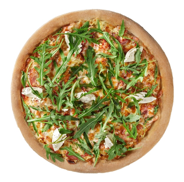 Сочная пицца с ломтиками ветчины под слоем подрумяненной расплавленной моцареллы, сливочного сыра, смешанного с пряными травами и свежими ароматными листьями рукколы, вид сверху на белом фоне
