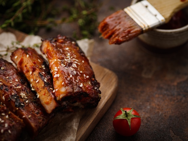 Photo juicy ribs barbecue closeup shallow depth of field