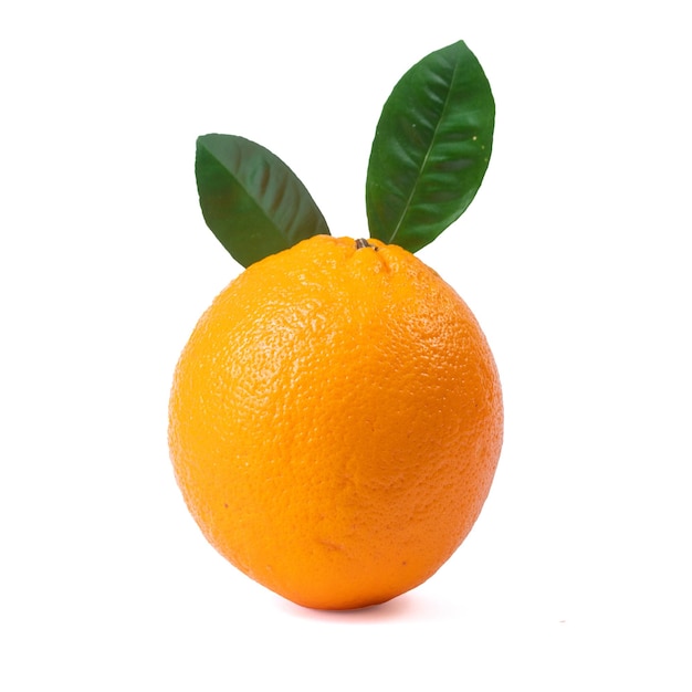 Фото Сочный спелый апельсин с двумя зелеными листьями на белом фоне