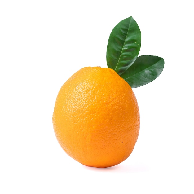 Сочный спелый апельсин с двумя зелеными листьями на белом фоне