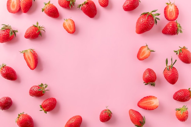 Photo juicy ripe strawberries on pink background top view strawberry frame copy text top view