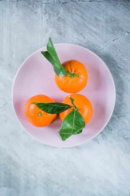 Сочные спелые мандарины, свежие фрукты и концепция здорового питания