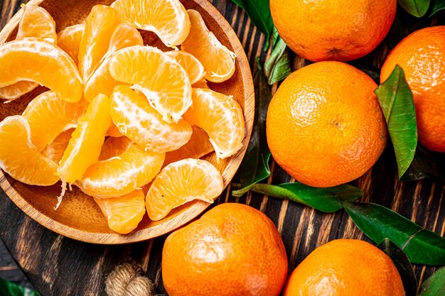 Photo juicy ripe tangerines with leaves