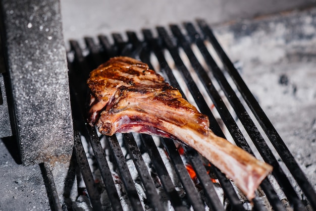 La bistecca succosa è grigliata in un ristorante