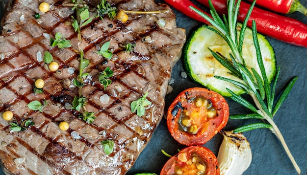 Photo juicy steak medium rare beef with spices and grilled vegetables