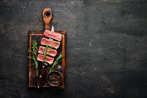 Juicy Steak op het mes Bovenaanzicht Vrije ruimte voor uw tekst