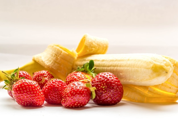 Photo juicy strawberries and ripe banana.