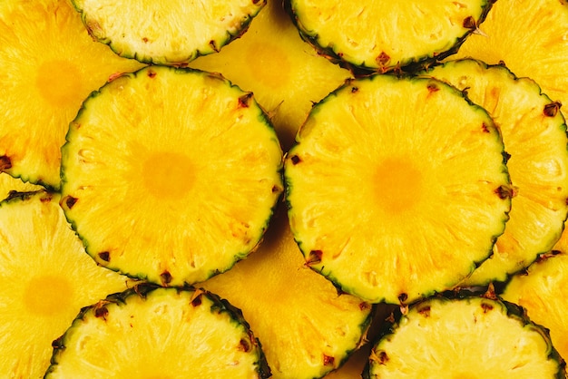 Succose fette di ananas giallo