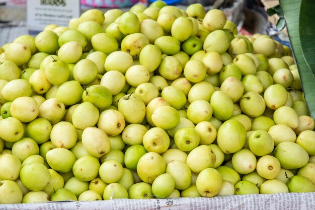 Foto jujube latte fresco colore verde dolce e croccante sul mercato