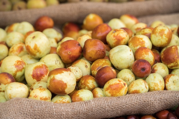 Jujube fruit uit Italië te koop op de markt