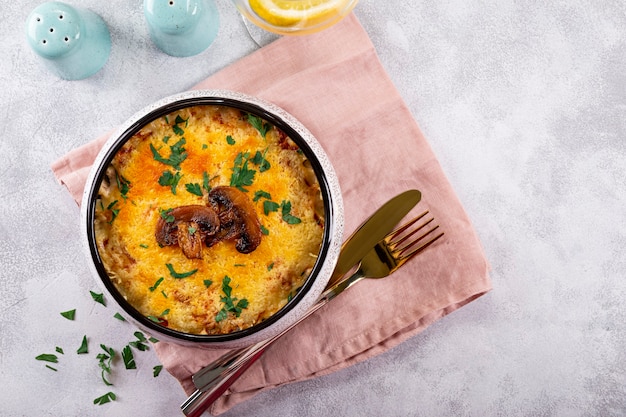 Julienne met aardappelen en champignons in een ovenschaal