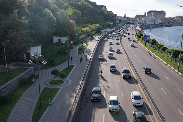 10 июля 2023 Киев Украина Вид дорожного движения на набережной шоссе вечером