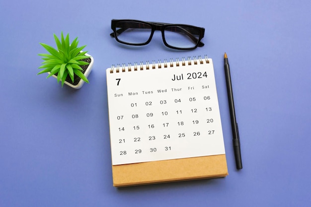Настольный календарь июля 2024 года на синем фоне