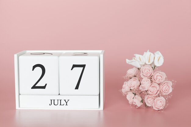 27 luglio. giorno 27 del mese. cubo del calendario sul rosa moderno