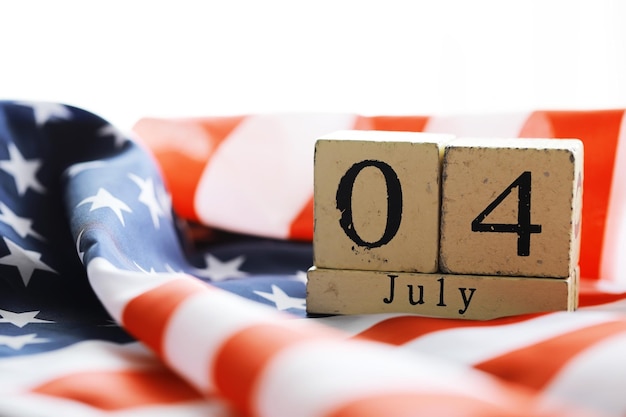 7월 4일 미국 여름날 미국 독립 기념일의 국기와 함께 배경에 나무로 된 성조기