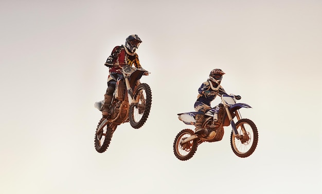 アドレナリンとスピードとストントの競争 エクストリームスポーツ トリックとアスリート オフロードモーターサイクルの挑戦 力や危険のアクションコース