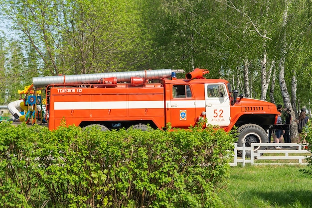 Photo june 12, 2021 russia, republic of bashkortostan: russian fire truck in the city park.