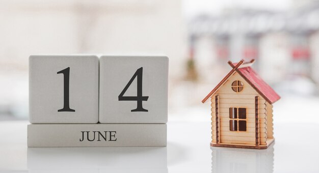 Июньский календарь и игрушечный дом. 14 день месяца сообщение карты для печати или запоминания