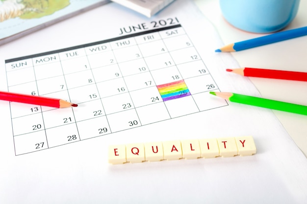 Giugno è il giorno della bandiera arcobaleno dipinto nel calendario con i colori simbolici della parola di uguaglianza della bandiera in primo piano