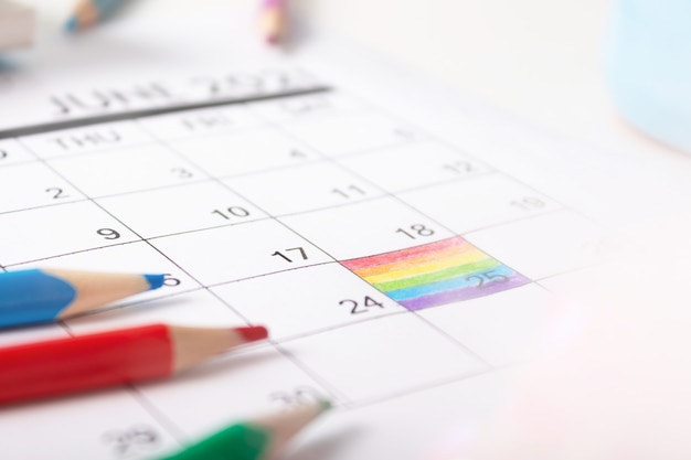 Foto giugno è il giorno della bandiera arcobaleno dipinto nel calendario con i colori simbolici della bandiera