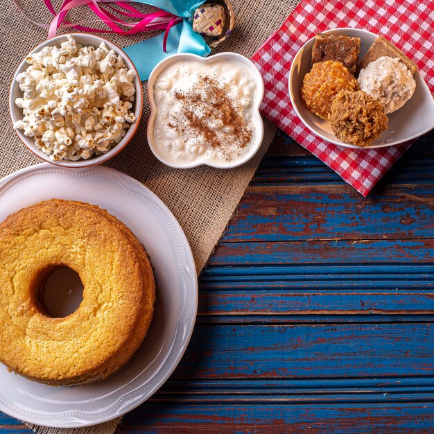 Festa di giugno. dolci tipici di festa junina. torta di farina di mais, popcorn, hominy, cocada, marmellata di zucca e arachidi