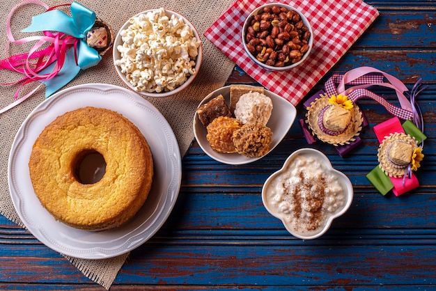 6 월 파티. 축제 junina의 전형적인 과자. 옥수수 가루 케이크, 팝콘, 호 미니, 코카 다, 호박 잼, 땅콩