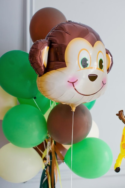 Jungle feestbeest ballonnen decoraties Kinder verjaardagsfeestje met kleurrijke ballonnen in de buurt van witte muur