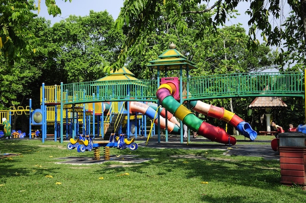 Foto la palestra della giungla al parco.