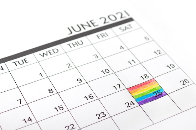 Juni is de dag van de regenboogvlag geschilderd in de kalender de symbolische kleuren van de vlag