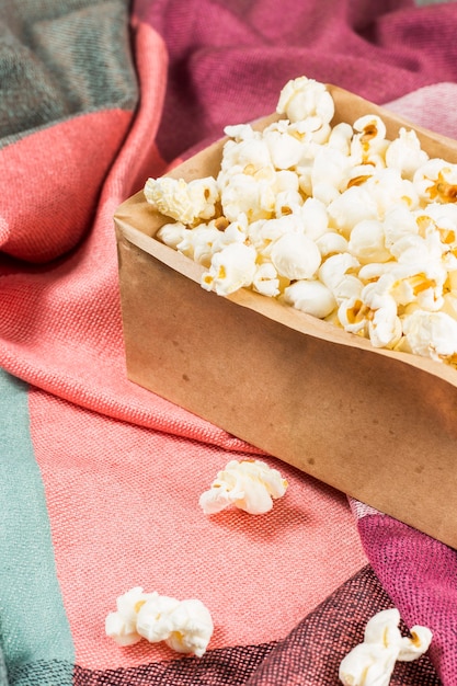 Juni viering. Popcorn op een gekleurde stof.