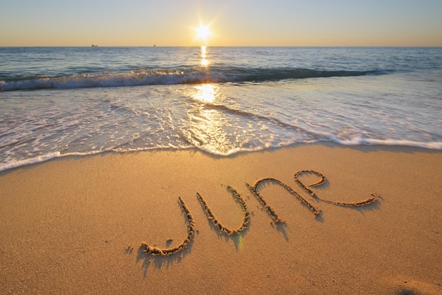 Foto juni-woord op zee tijdens de zonsondergang