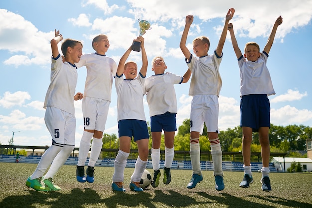 勝利を祝うジュニアサッカーチーム