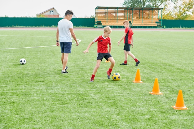 フィールドで運動ジュニアサッカーチーム